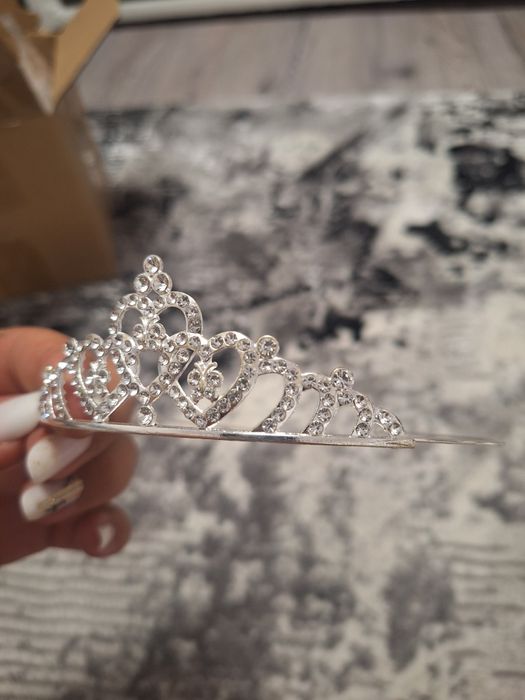 Tiara elegantă cu cristale strălucitoare