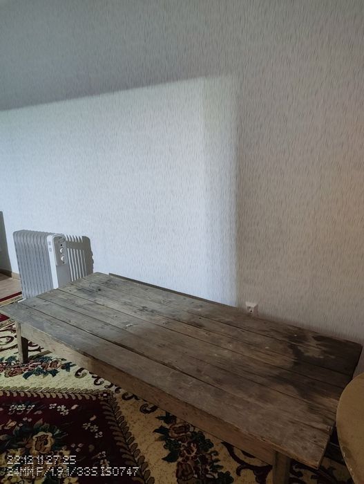 Стол с низкими ножками