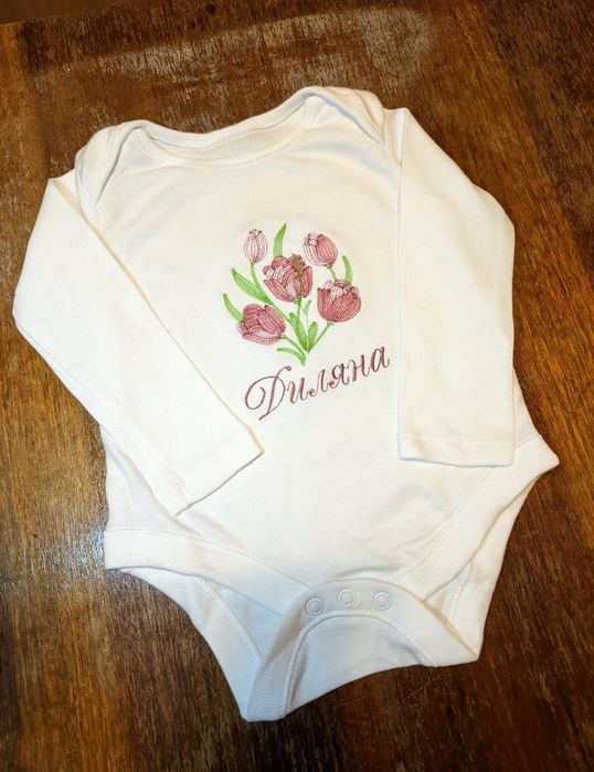 Бебешко боди с име и бродерия