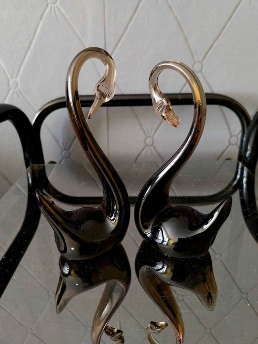 Фигурки лебеди от тъмно и плътно стъкло