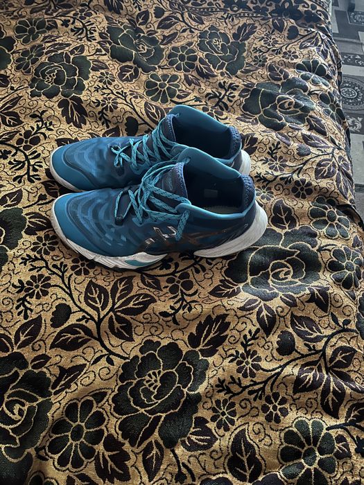 Продам кросовки асикс волейбольные