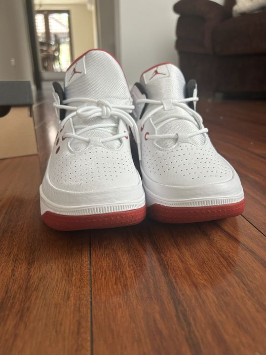 Jordan Max Aura 6 DZ4353-101 – Noi – Mărimea 44 – Cu cutie