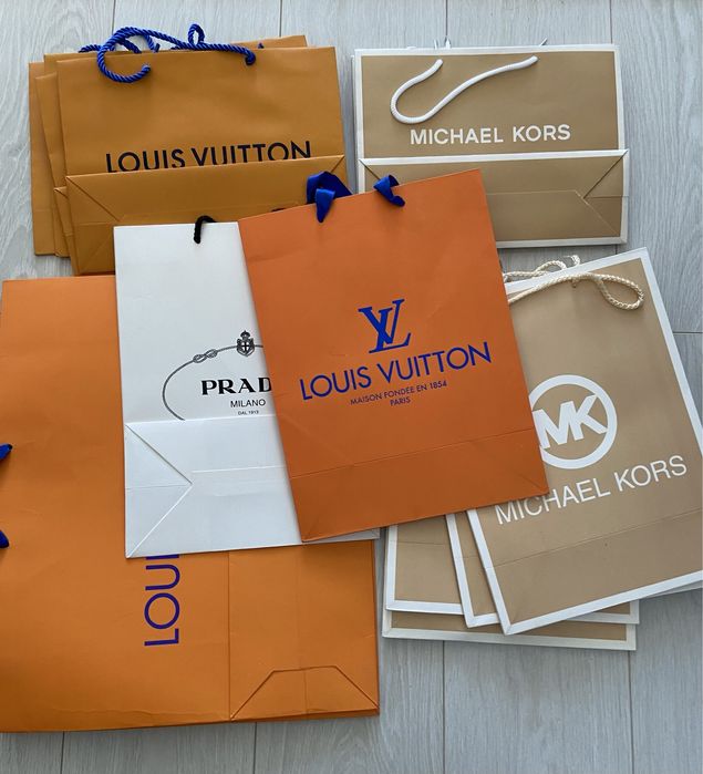 Пакеты брендовые разных размеров.