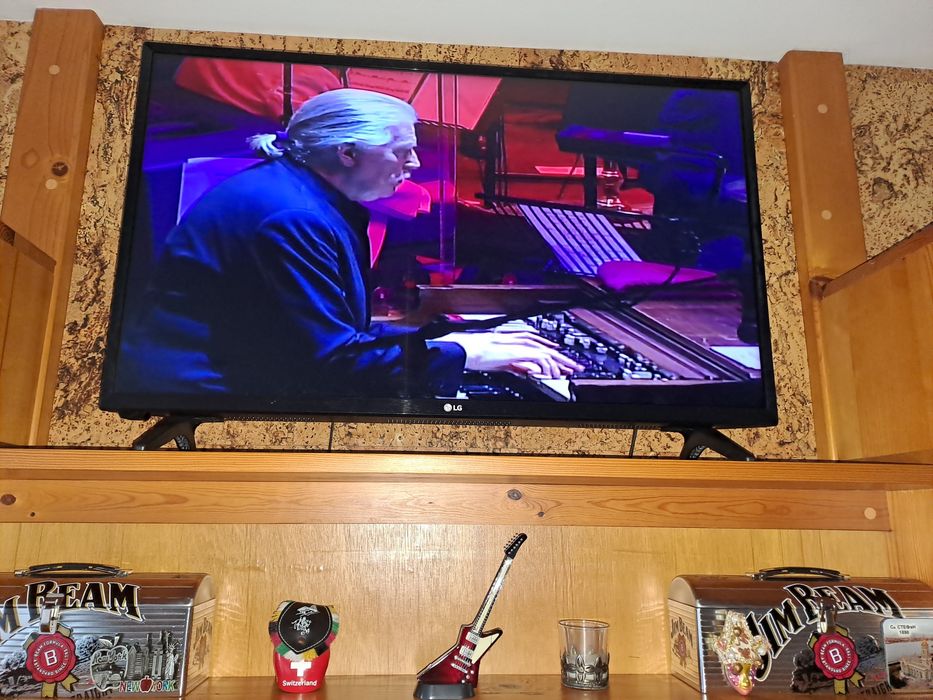 Телевизор LG  32" с дистанционно