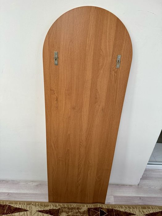 Зеркало в деревянной раме