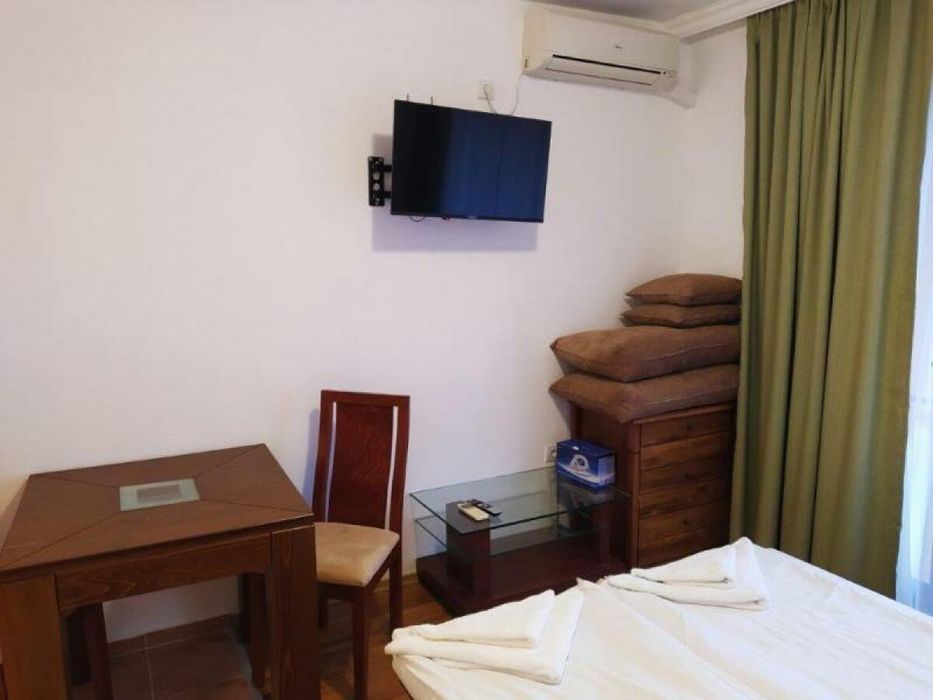 Под наем студио с изглед море и басейн на брега на морето