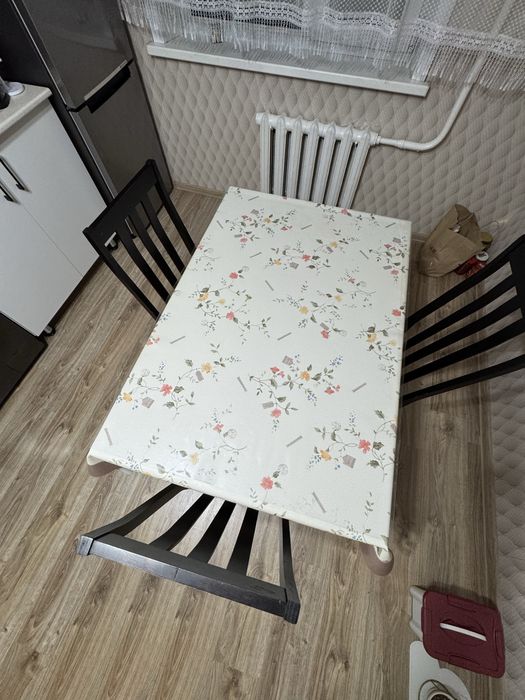 Кухонный стол со стульями