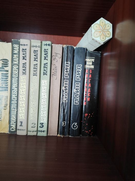 Продавам книги запазени