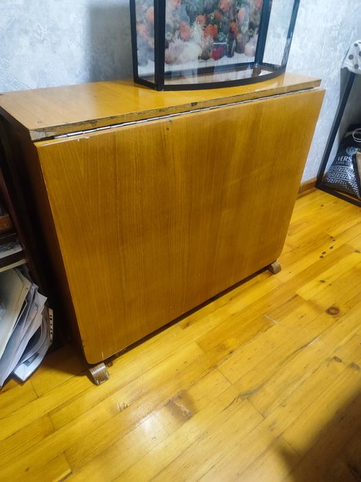 Полированный стол- книжка.