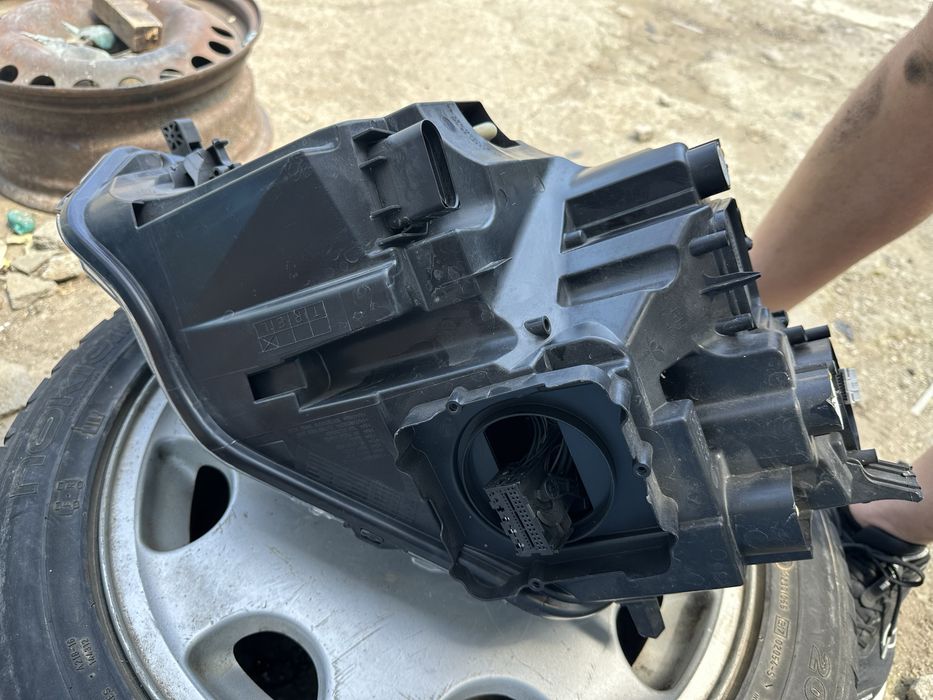 VW Taigo 23г десен фар IQ Led ОеМ