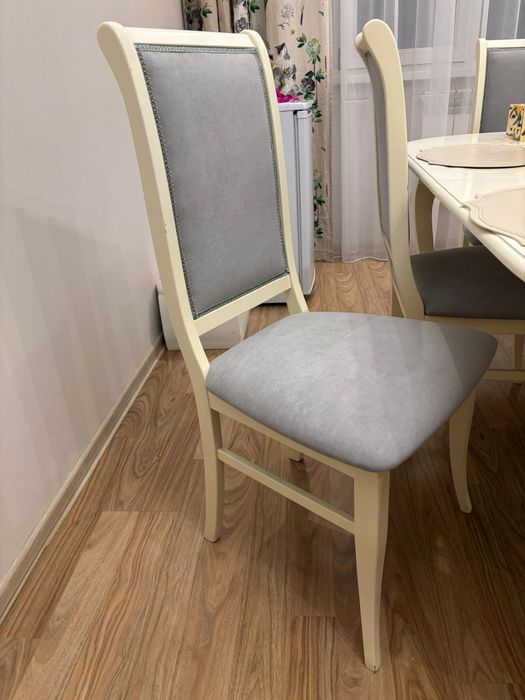 Продам стол и стулья (дерево)