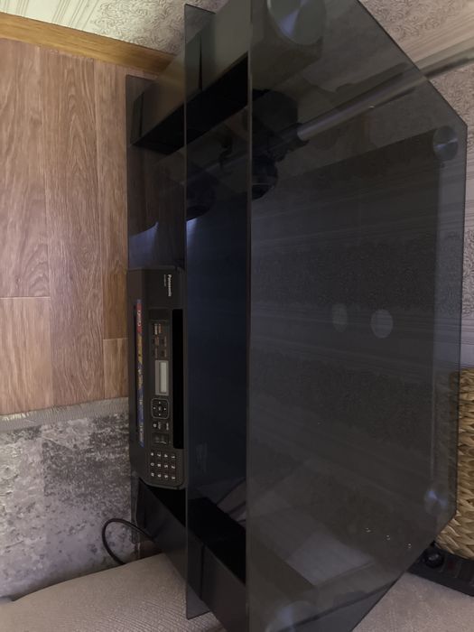 Полка стеклянная под ТВ