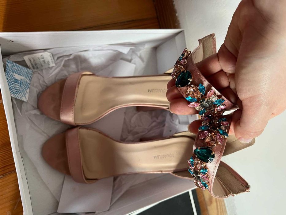 Елегантни розови сатенени сандали с бижу