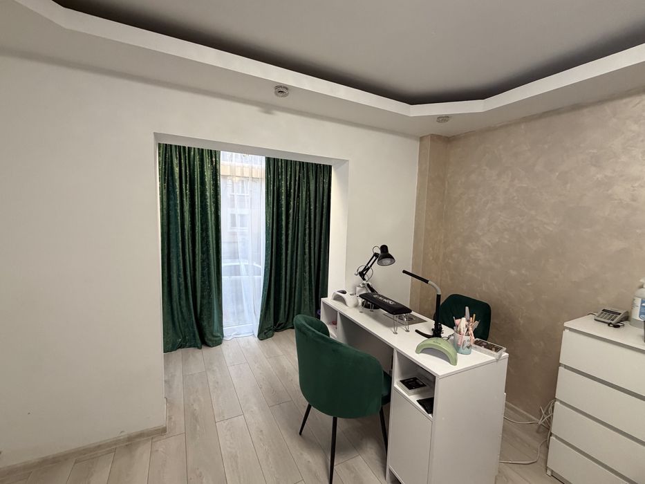 Inchiriez post lucru manichiura salon