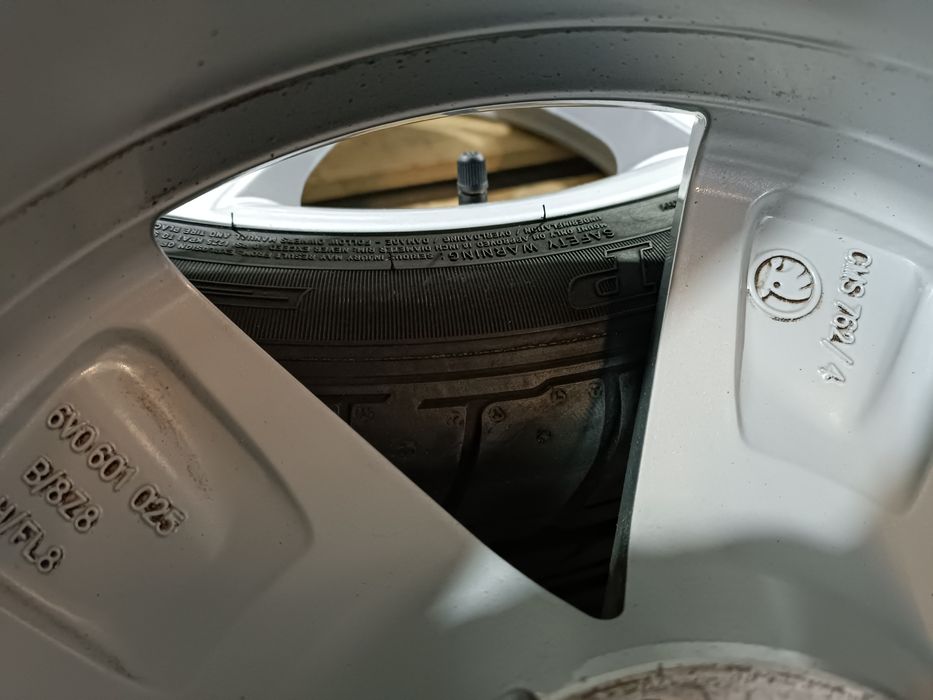 Лети джанти 16ки 5х100 Skoda + летни гуми 215/45/16 Dunlop