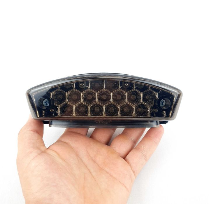 Lampă Stop LED Universală 12V pentru ATV, Quad, UTV și Motocicletă – Poziție + Frână, Lentilă Roșie Sau Fumurie, Design Sport – B22
