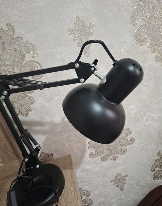 Настольная лампа с регулируемым кронштейном,