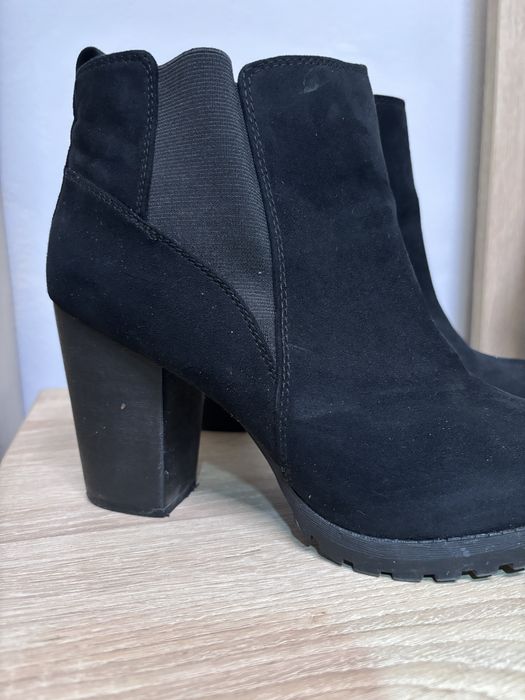 Botone cu toc Bershka