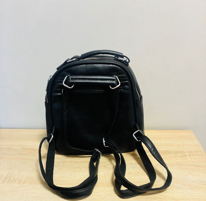 Черна кожена раница