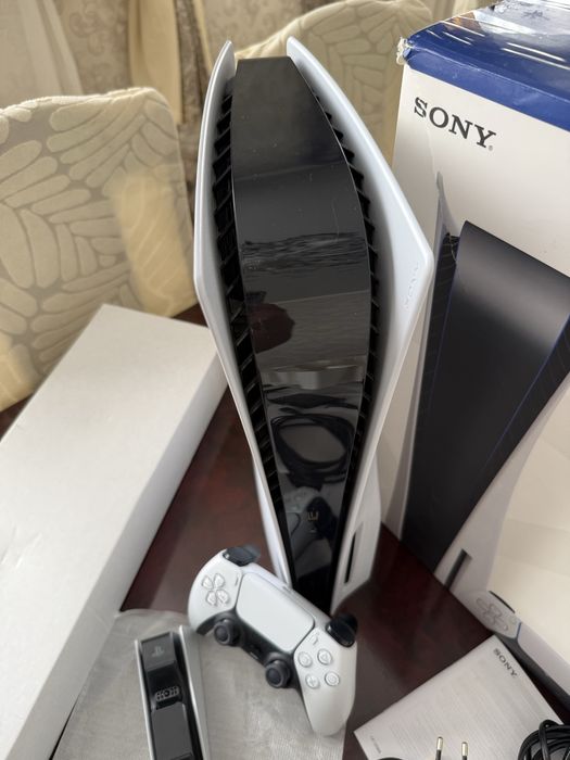 Продам PlayStation 5 с дисководом (825 ГБ)
