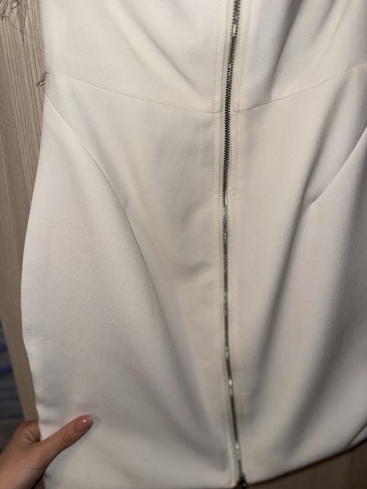 Бяла рокля с пера