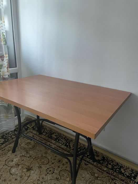 Продаю уютный стол