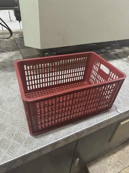 yashiklar bor harxil razmerda