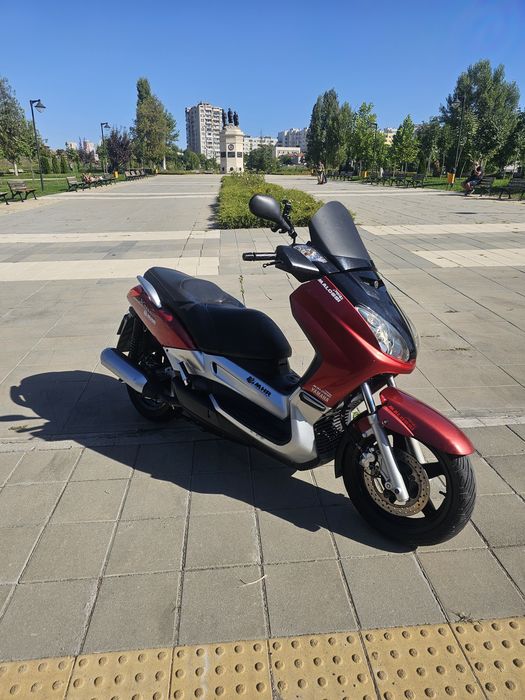 Yamaha X-Max 250