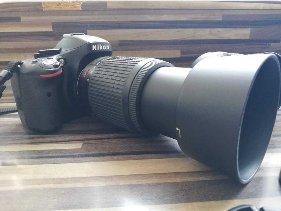 Продавам фотоапарат NIKON D5100 с пълен комплект обективи и аксесоари