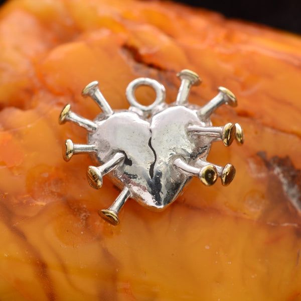 Сребърен медальон 925 „Сърце с пирони“