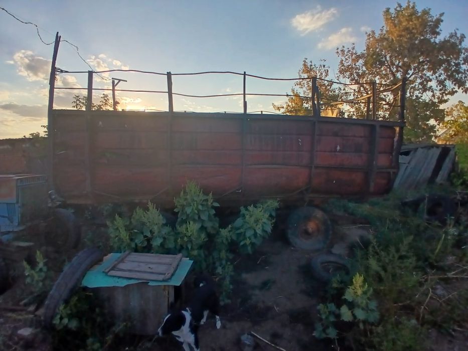 Продам трактор рабочий с плугом , прицепом, косилка