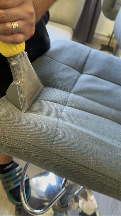 Curatat canapele scaune tapiterii masina