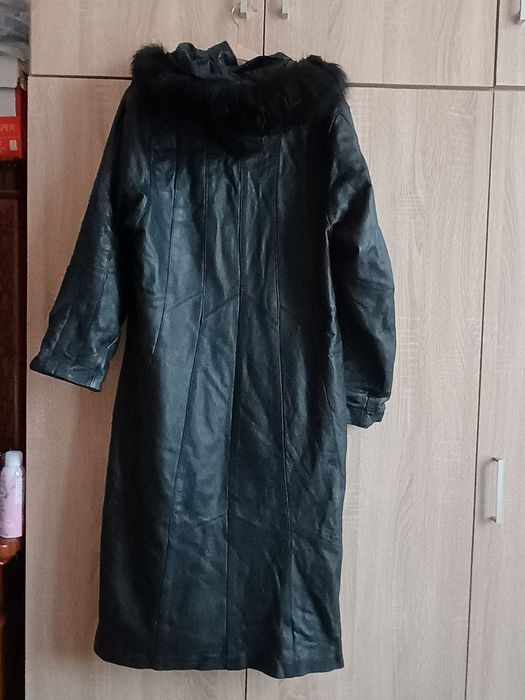 Продавам дамско палто от естествена кожа