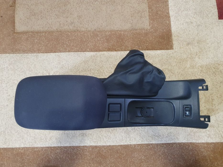 Подлокотник Nissan Primera P12