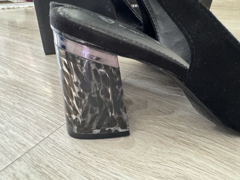 Черни Дамски обувки с интересен ток