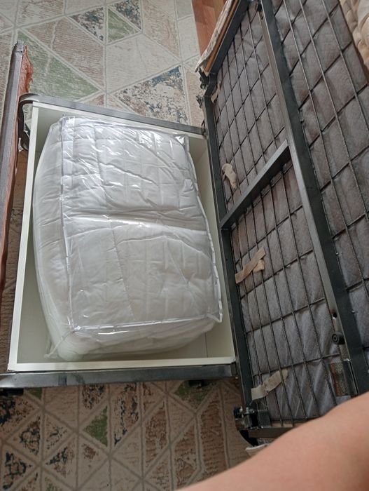 Выдвижной диван на колёсиках