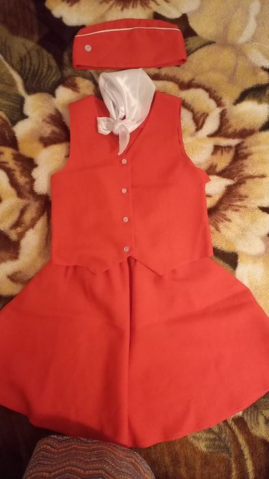 Шапочка и очки для плавания.