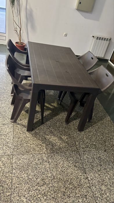 Градински комплект маса + 4 стола – 40 €