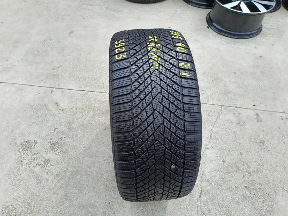 O anvelopa de iarna 295 40 21 pirelli scorpion winter 2 profil 7,8 mm dot 3923