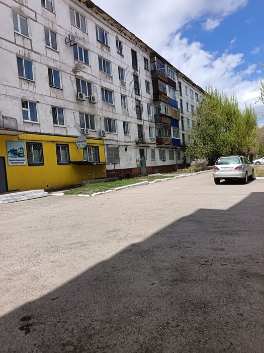 Продам 2 ух комнатную квартиру по адресу комсомолский 33