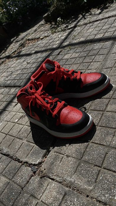 Nike Air Jordan 1 mid / Black Red