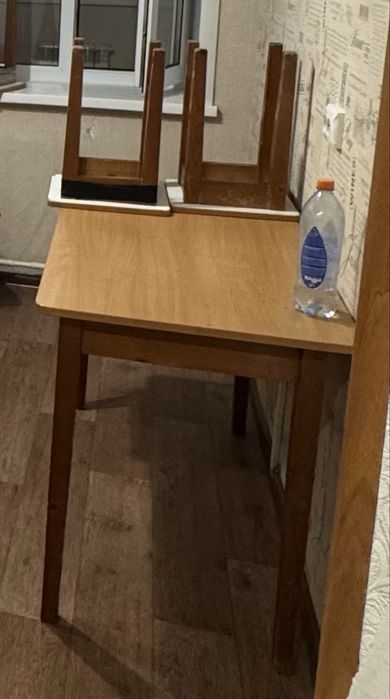 Продается стол с четырмя табуретками