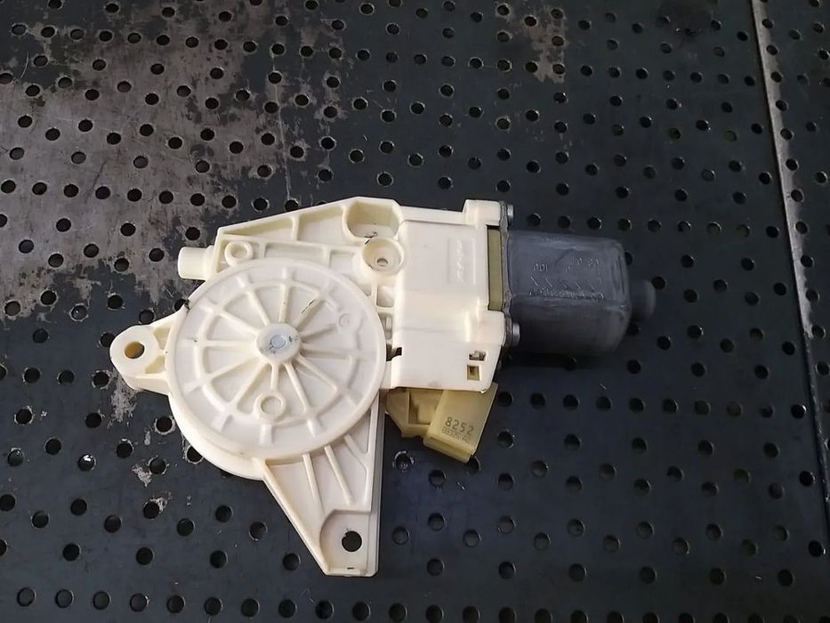 Motoras macara dreapta spate mercedes c class w204 a2048200542 961110100 0130822442