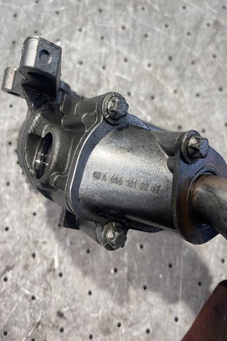 Pompa ulei A 646 181 02 47 Mercedes-Benz Sprinter a 2-a generatie 906