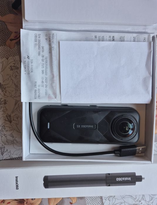 Insta360 X5 – Cameră 360 8K + Selfie Stick Invizibil + Husă Ca Nouă