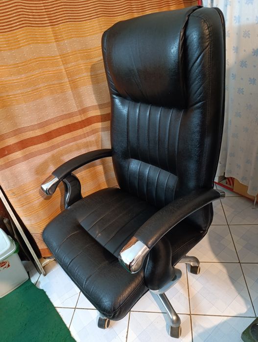 Продам кресло директора офисное