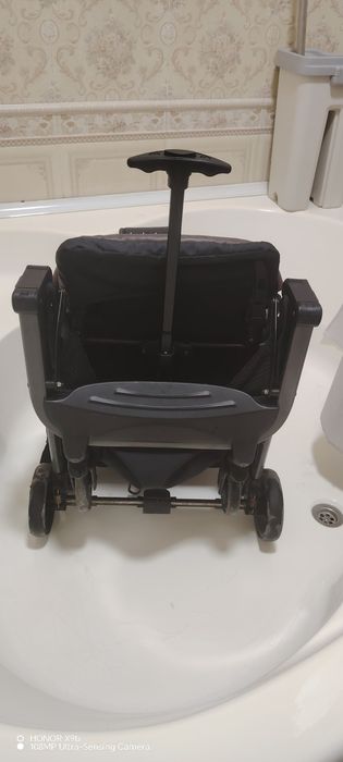 Срочно продаю детскую коляску фиолетового цвета