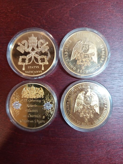 Лот от позлатени плакети