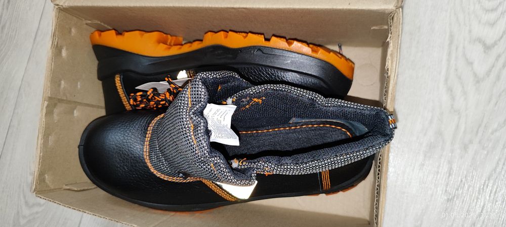 Продам спецобувь осенний новая размер 43