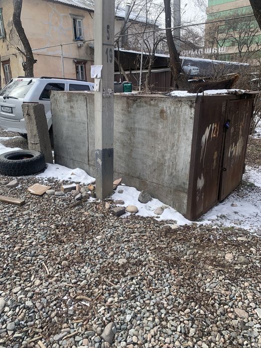 Будка металлическая.